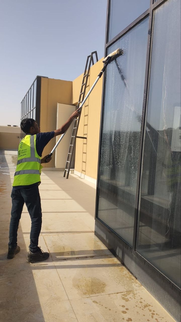 عامل يزيل طلاء الحماية من واجهة زجاجية بالرياض
