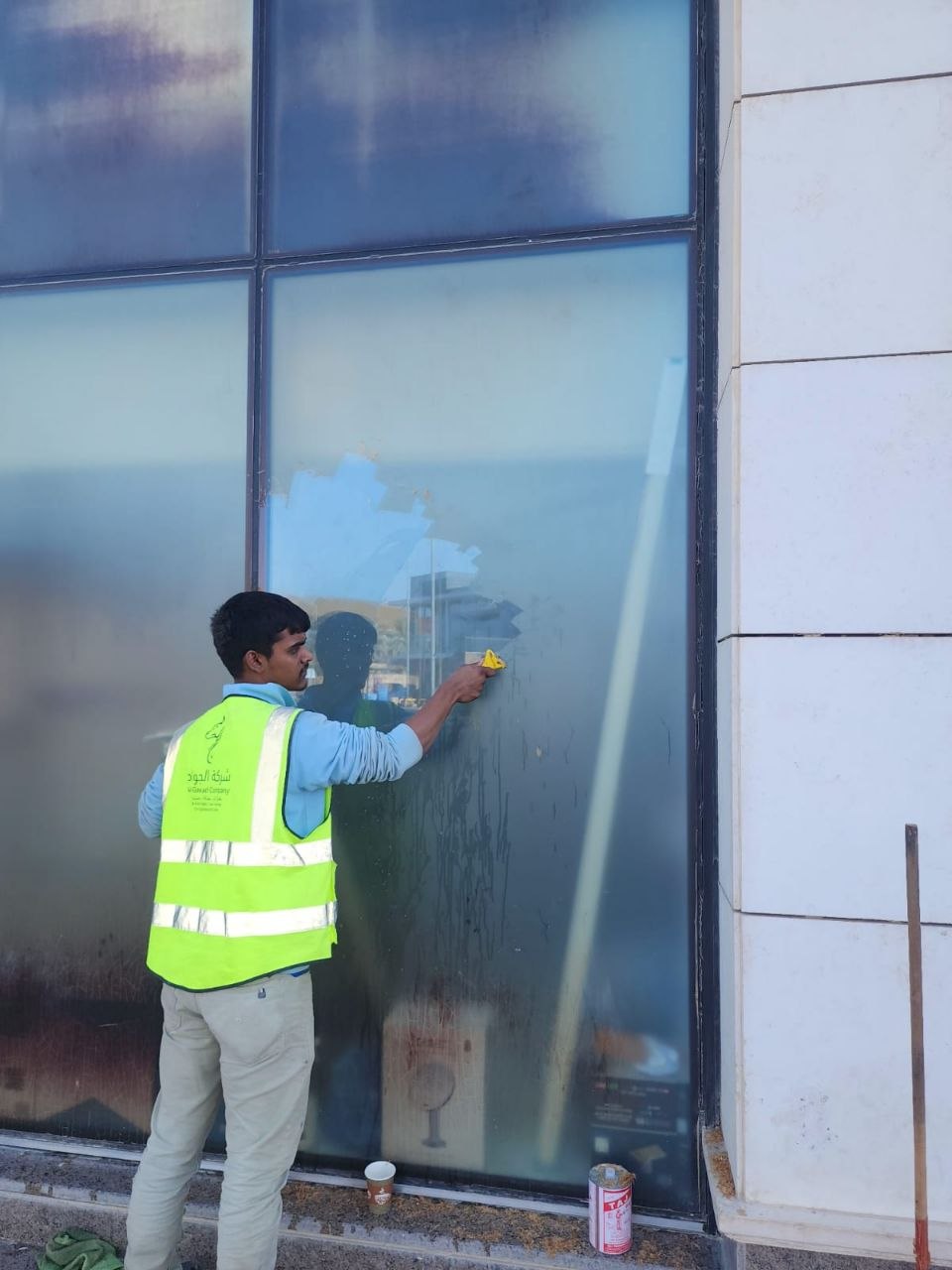 افضل شركة ازالة اللاصق من الزجاج بالرياض - حلول وتميز