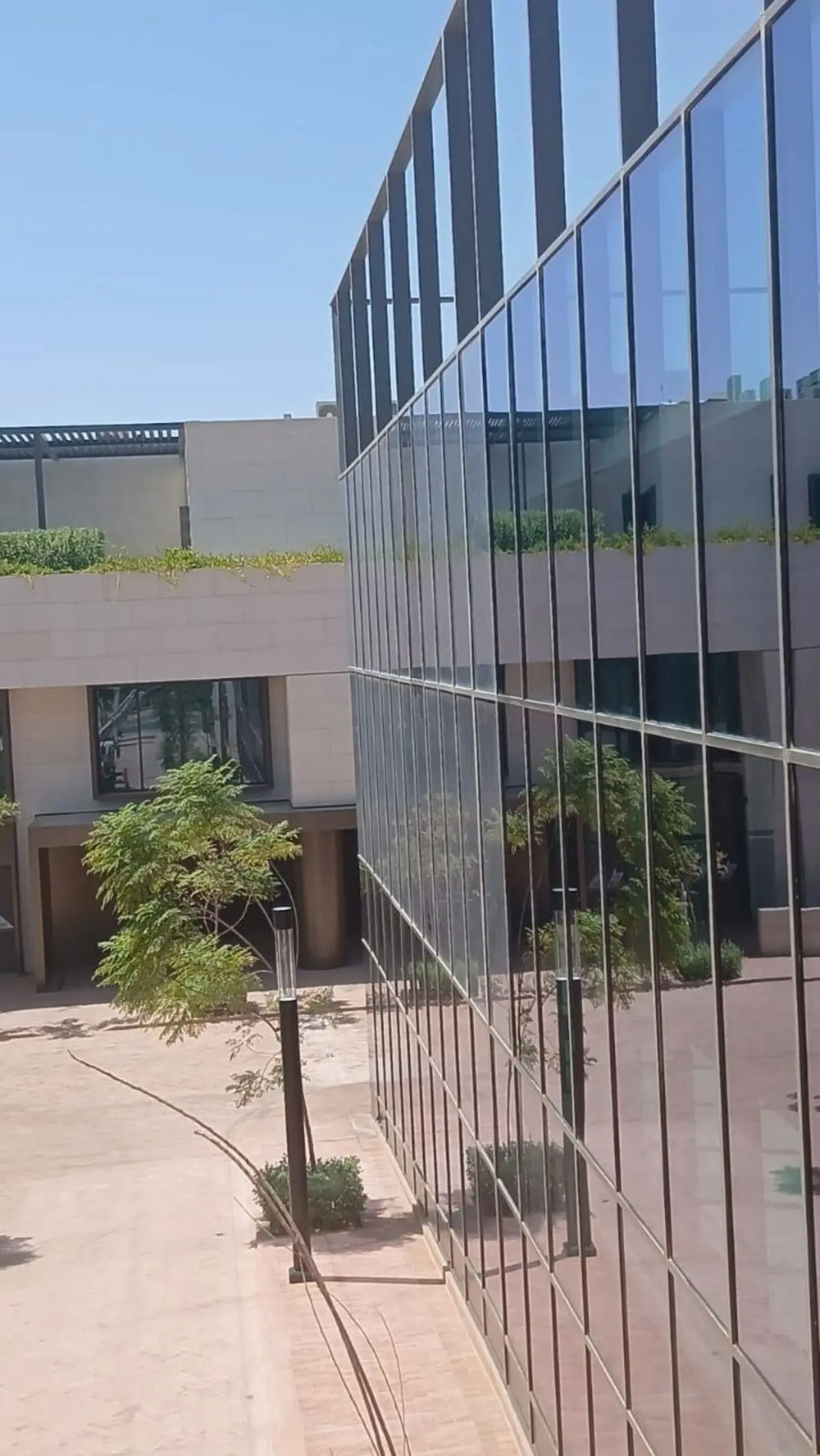 واجهة زجاجية لمبنى في شمال الرياض قبل تنظيفها من شركة تنظيف واجهات زجاجية بالرياض