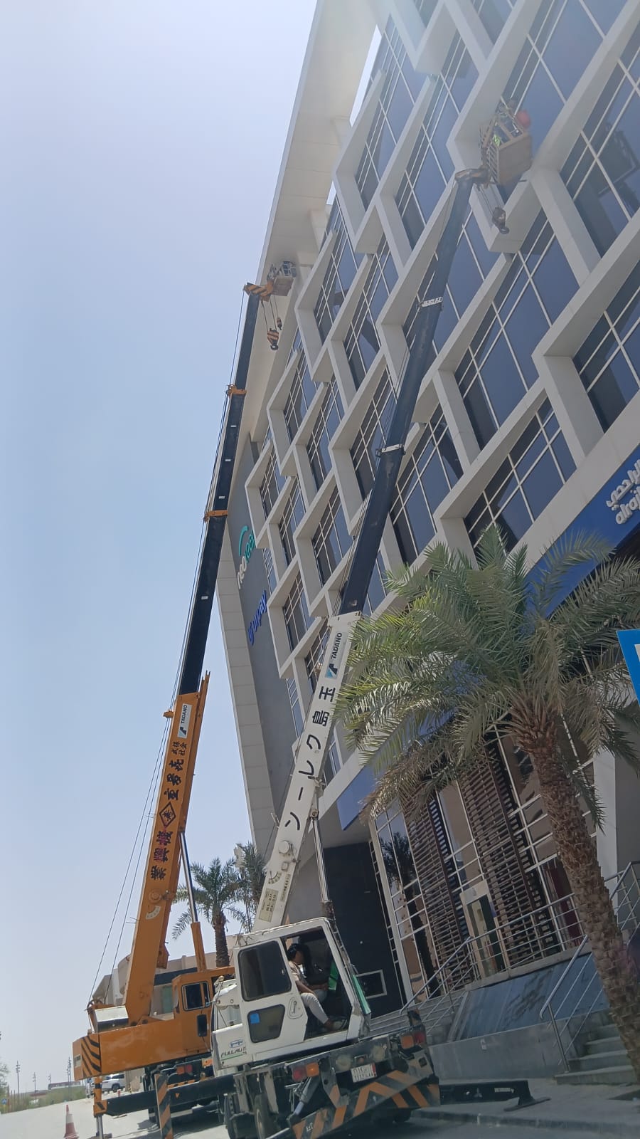 تنظيف واجهات أبراج تجارية بالرياض - شركة حلول وتميز