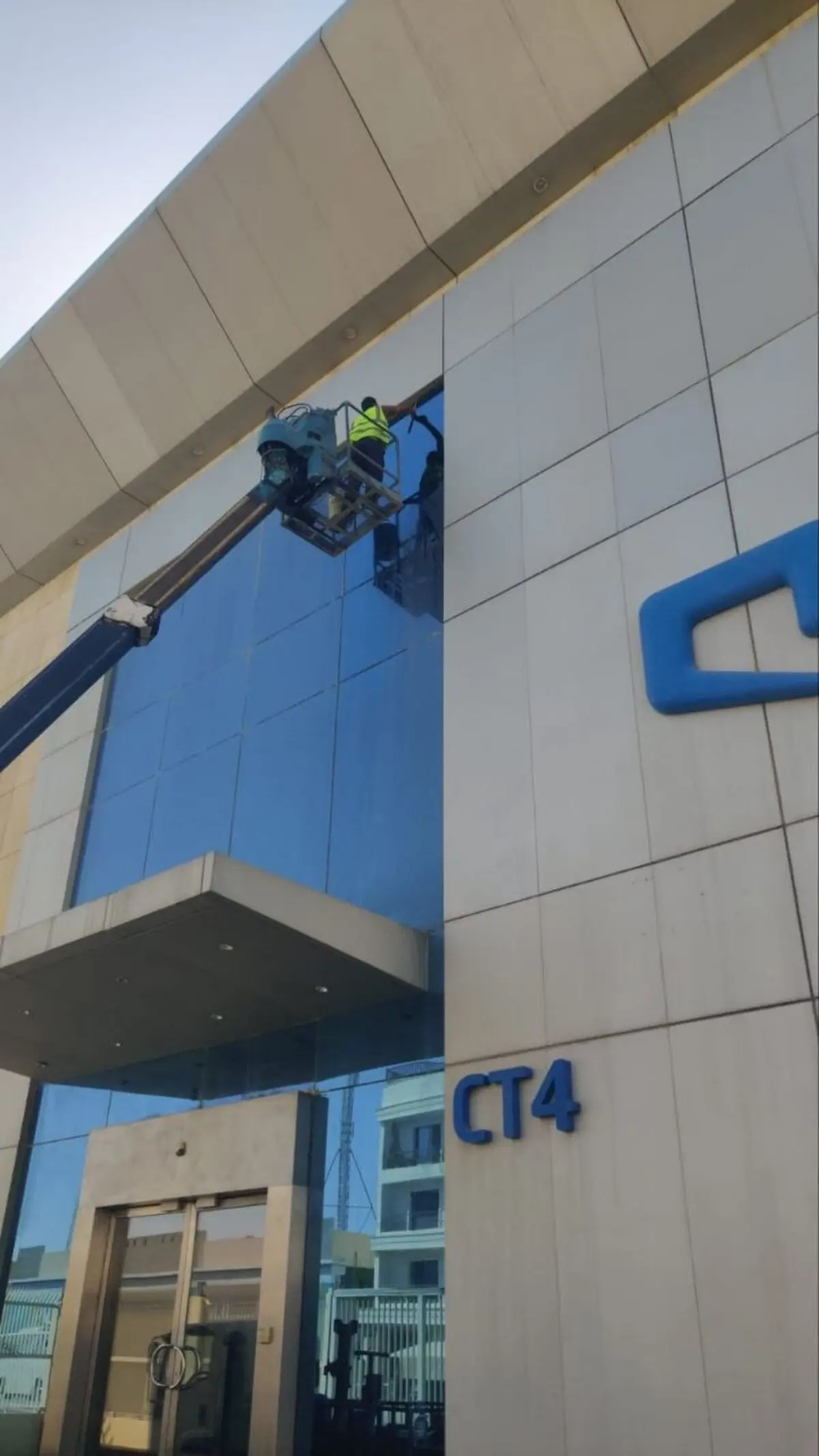 رافعة تابعة لشركة تنظيف واجهات بالرياض تنظف واجهة مبنى تجاري بسرعة دون تعطيل العمل