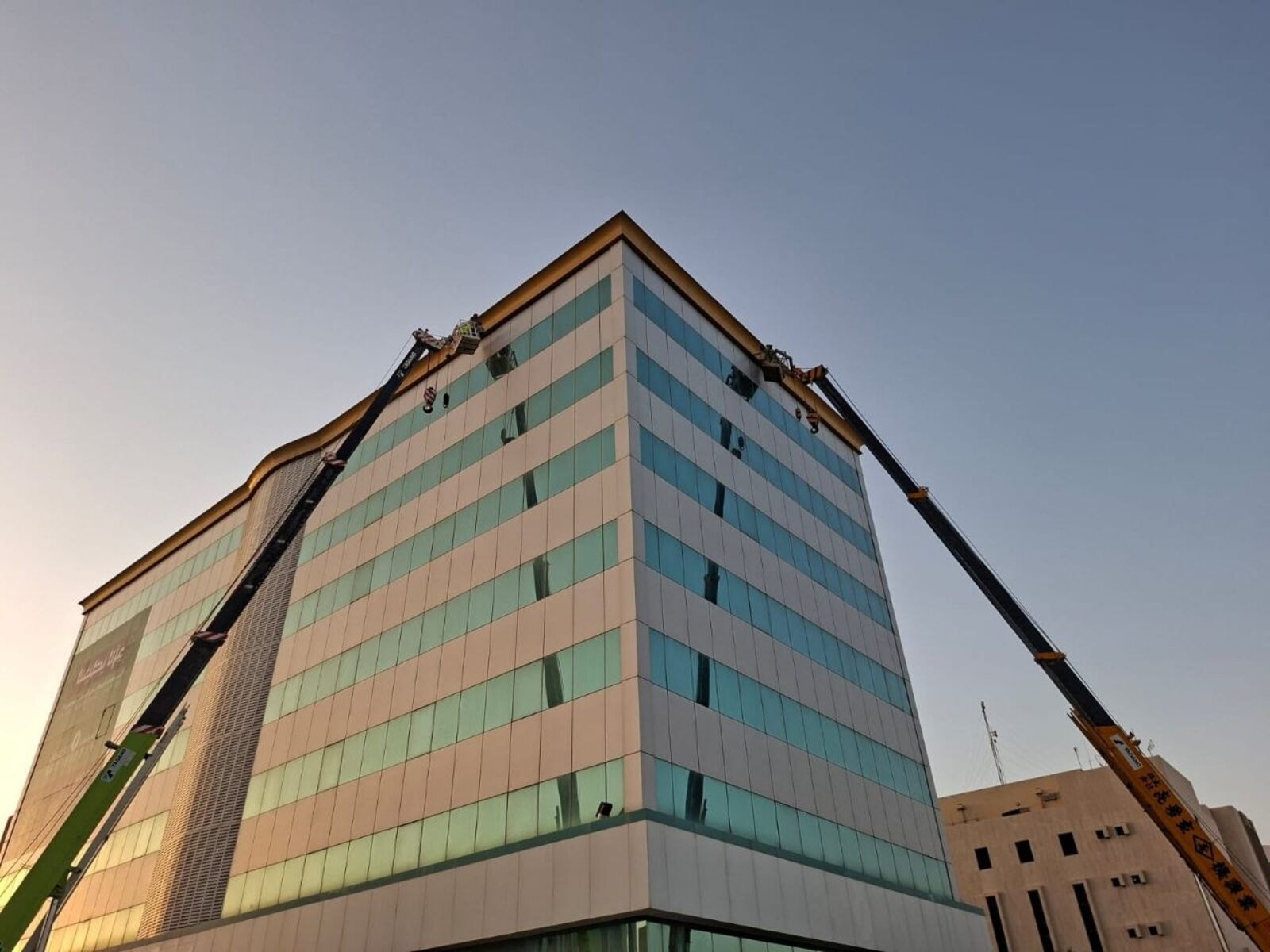 شركة تنظيف واجهات ابراج بالرياض تنظف واجهة زجاجية لبرج تجاري بالرافعات - حلول وتميز