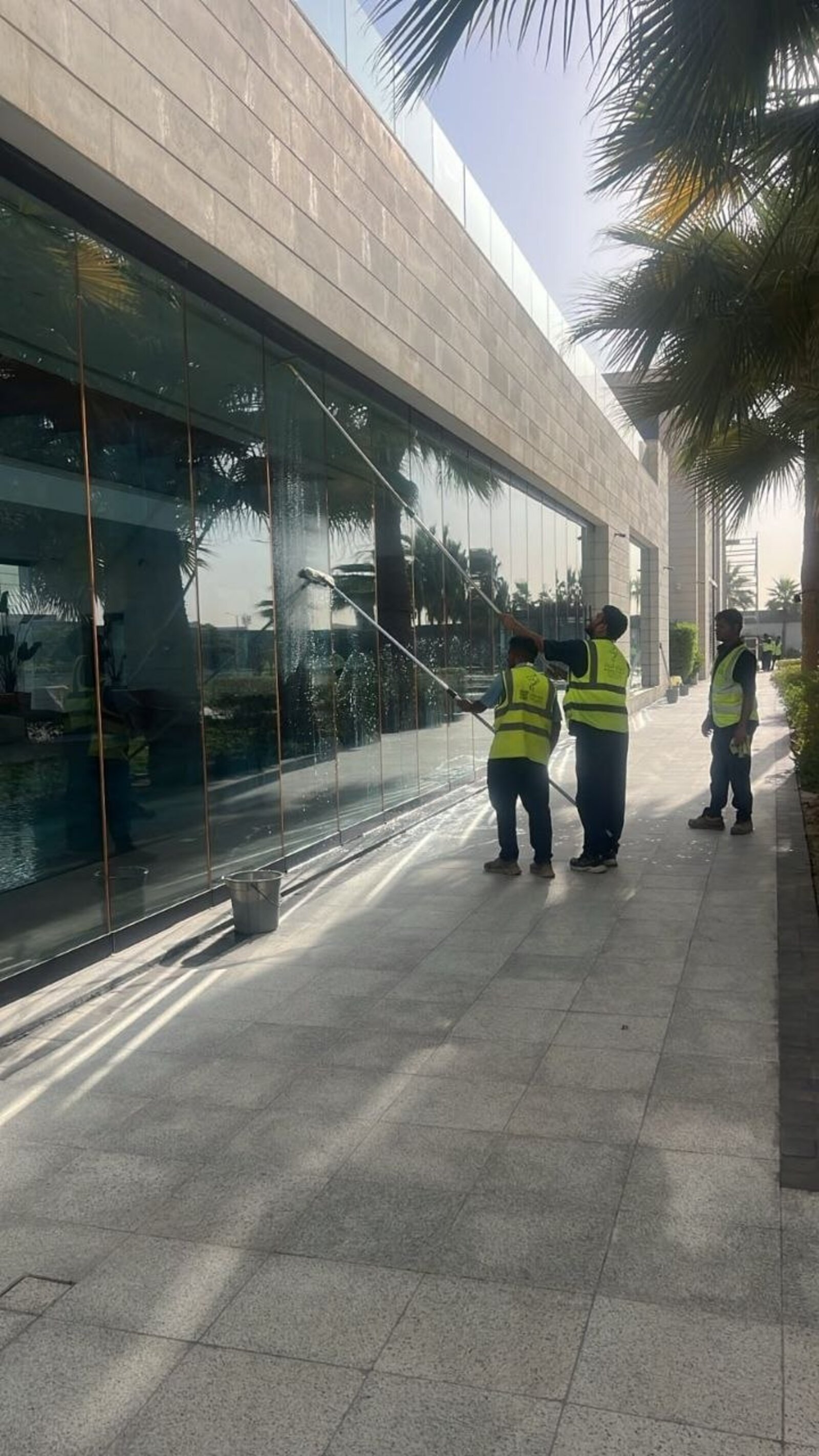شركة تنظيف واجهات زجاجية بالرياض تنظف واجهة مبنى تجاري في حي الدرعية - حلول وتميز