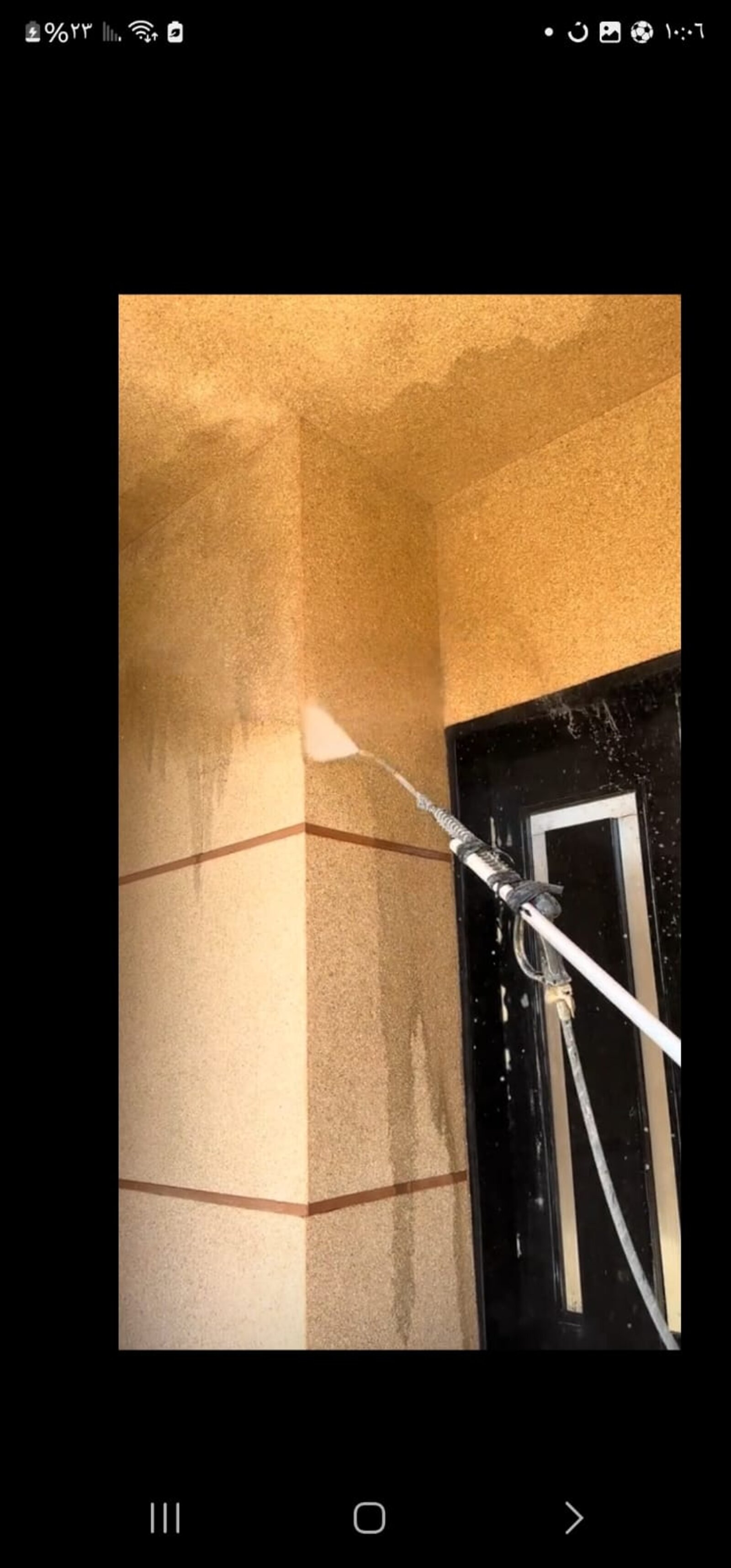 فريق شركة تنظيف واجهات حجر بالرياض ينظف زاوية واجهة فيلا بجهاز ضغط مياه في حي النخيل - حلول وتميز
